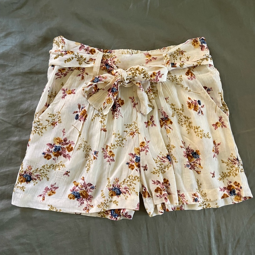 NWOT Floral Paperbag Waist Women's Shorts - Cream